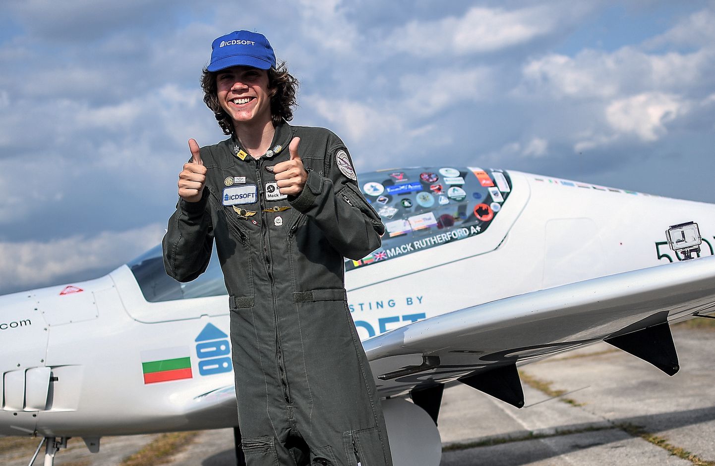 Briti-Belgia päritolu 17-aastane Mack Rutherford on noorim üksinda ümber maailma lennanud inimene. Ta maandus 24. augustil 2022 Bulgaarias Sofia-lähedasel lennuväljal, kust ta 23. märtsil 2022 teekonda alustas