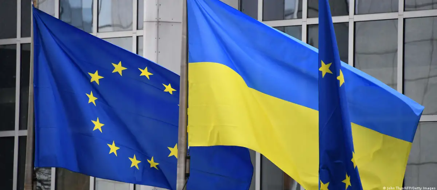 Флаги ЕС и Украины. Фото носит иллюстративный характер.