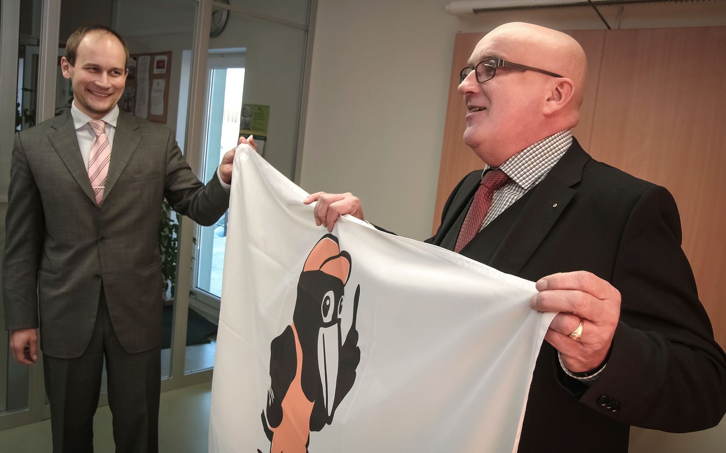 OÜ Paikre uus juhataja Risto Rossmann võttis seniselt juhilt Teet Kursilt täna üle ettevõtte lipu, mille keskel troonib firma kaubamärk, oranžides tunkedes tark lind vares.