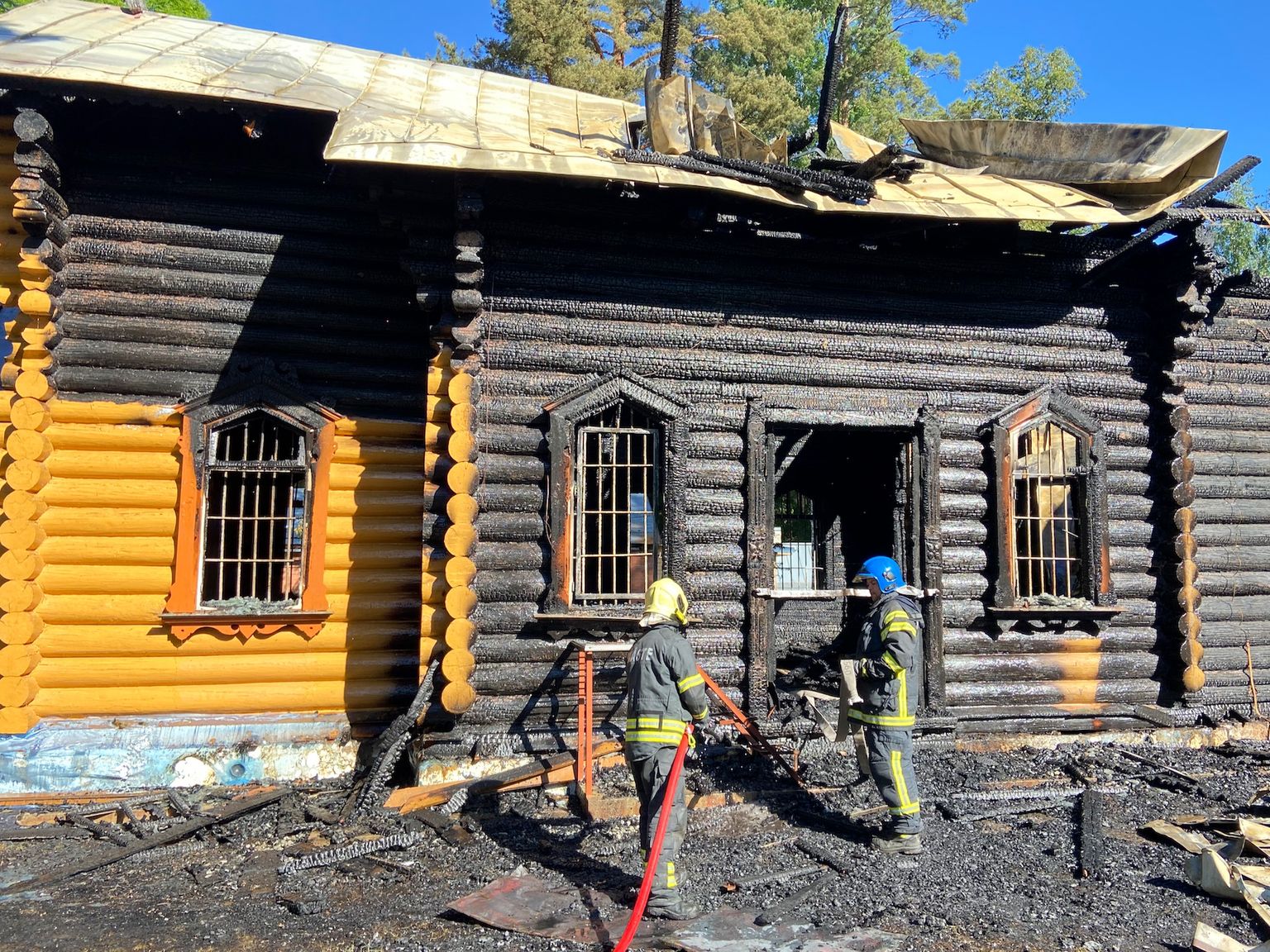 В Нарва-Йыэсуу ранним утром 17 июня  сгорела православная церковь, спасатели и следователи работают на пепелище.