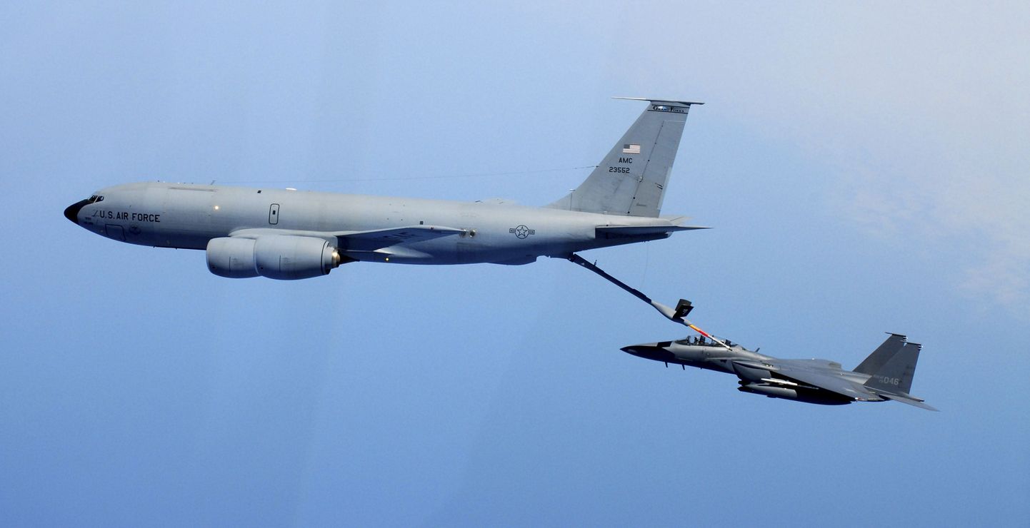 USA õhujõudude tankurlennuk KC-135 (vasakul) koos hävituslennukiga F-15K.