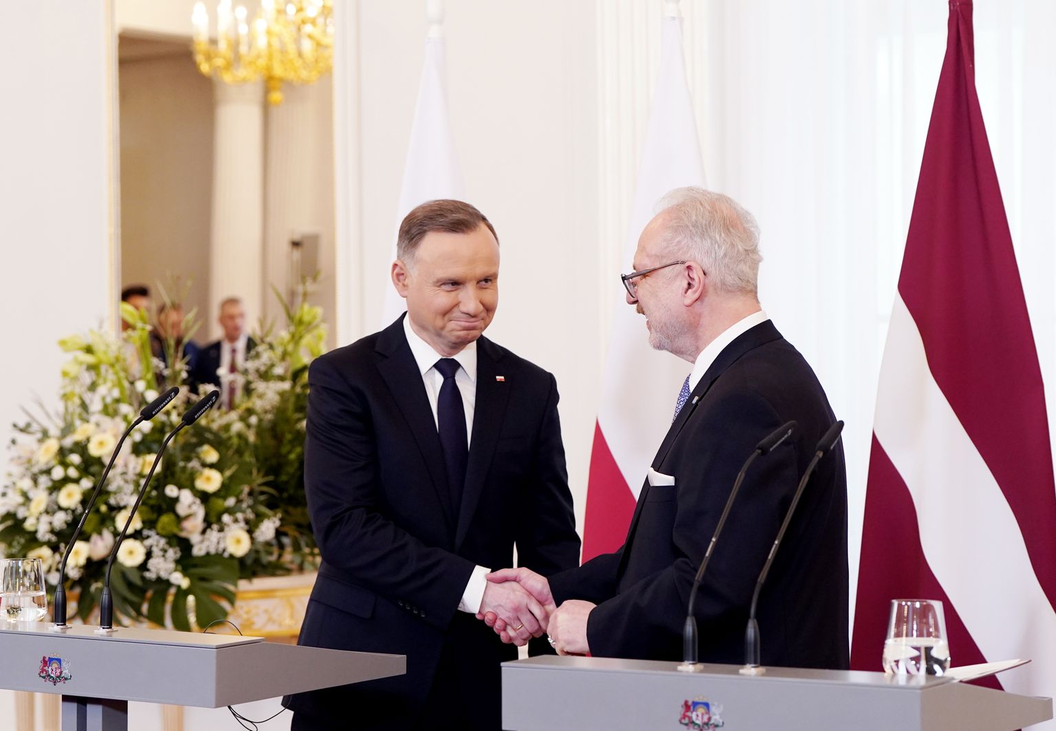 Latvijas Valsts prezidents Egils Levits (no labās) un Polijas prezidents Andžejs Duda piedalās preses konferencē pēc tikšanās Rīgas pilī.