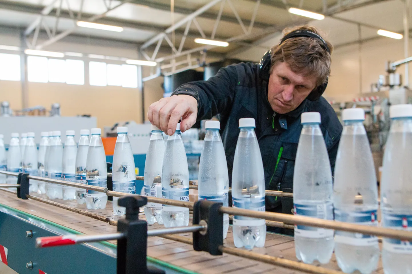 Häädemeeste mineraalvesi jõuab 610 meetri sügavusest maapõuest otse tehasehoonesse ja seal automaatsel villimisliinil pudelisse ning läbib väga hoolika kontrolli enne, kui poodi jõuab.