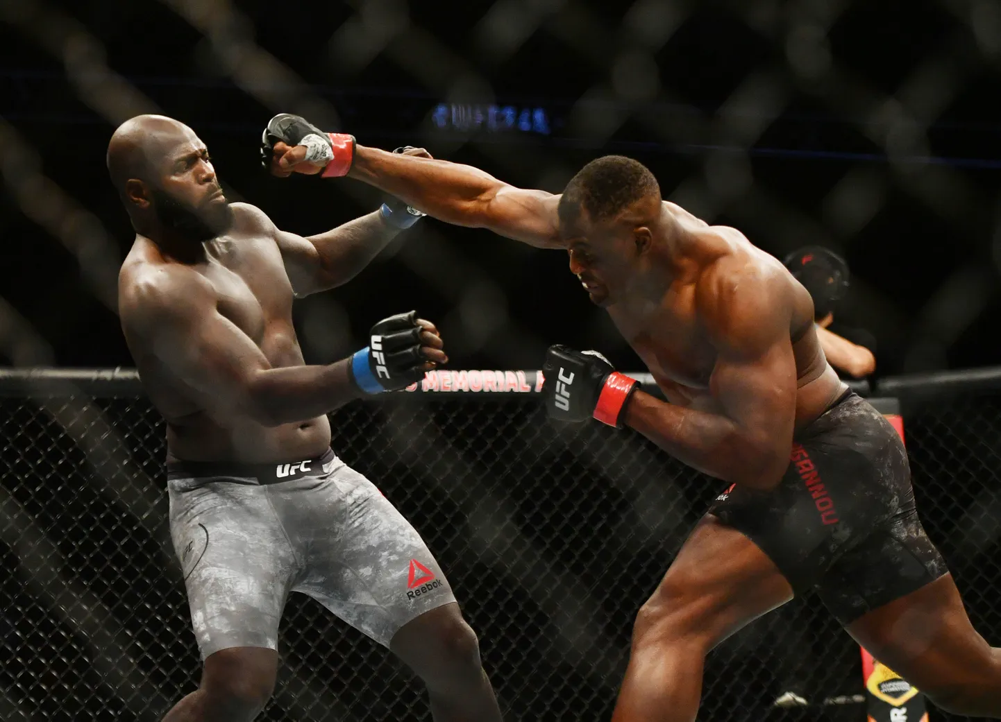 Francis Ngannou (paremal) , Jairzinho Rozenstruik (vasakul).