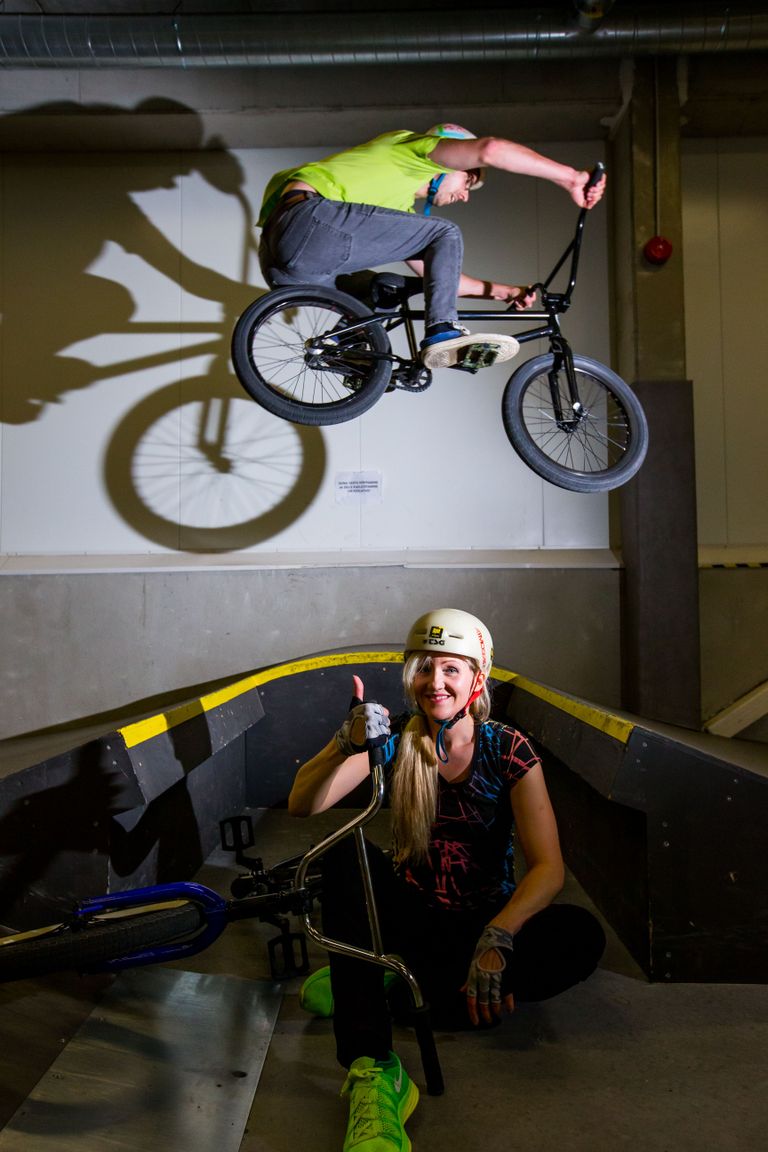 Avastusretk BMX-maailma:reporter Lennart Ruuda hüppab BMX-rattaga üle seiklusajakirjanik Kristina Herodese pea.