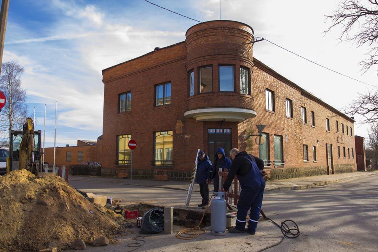 Eile alustasid ehitusmehed Vilma hoone juures tee üleskaevamist, et asendada vana küttetorustik uuega.