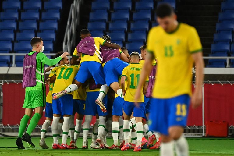Brasiilia koondise jalgpallurid Matheus Cunha 1:0 väravat tähistamas.
