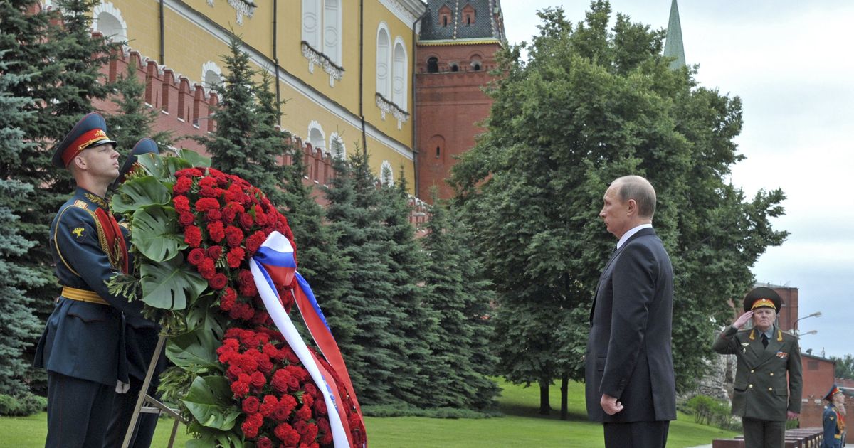 Возло. Путин возложил венок к могиле неизвестного солдата. Возложение цветов к могиле неизвестного солдата в Москве Путиным. Могила неизвестного солдата Москва. Путин возложение цветов к могиле неизвестного солдата.