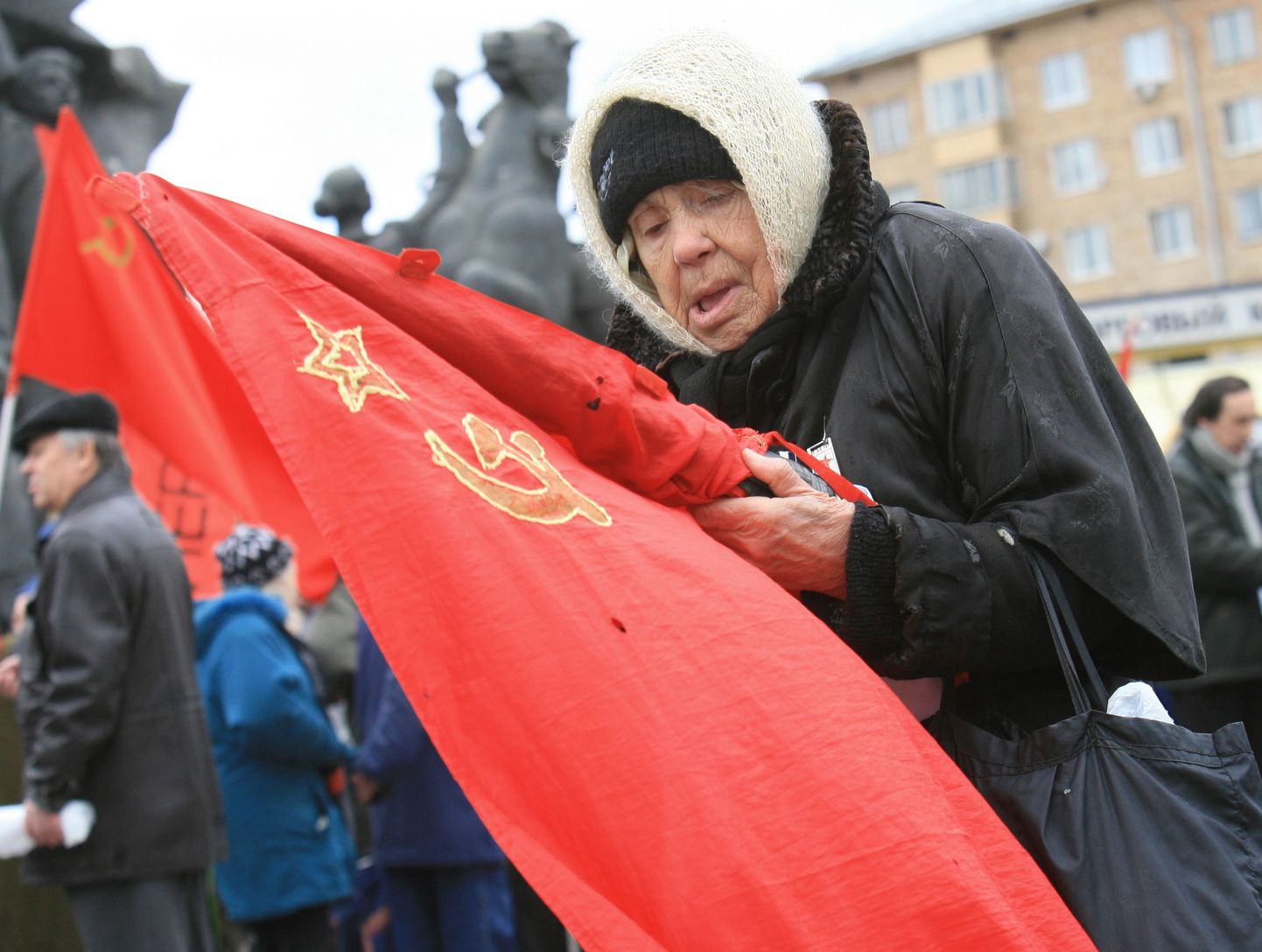 Vana naine Moskvas kokku rullimas päevi näinud Nõukogude Liidu lippu.