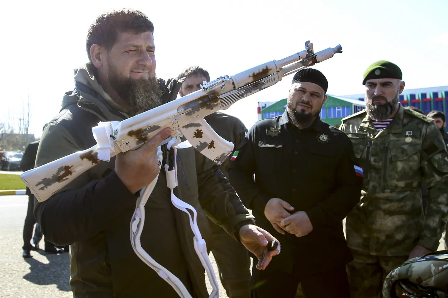 Tšetšeenia juht Ramzan Kadõrov hoidmas valgeks värvitud Kalašnikovi automaati. Grozny, Russia, Tuesday, March 9, 2021. (AP Photo/Musa Sadulayev)