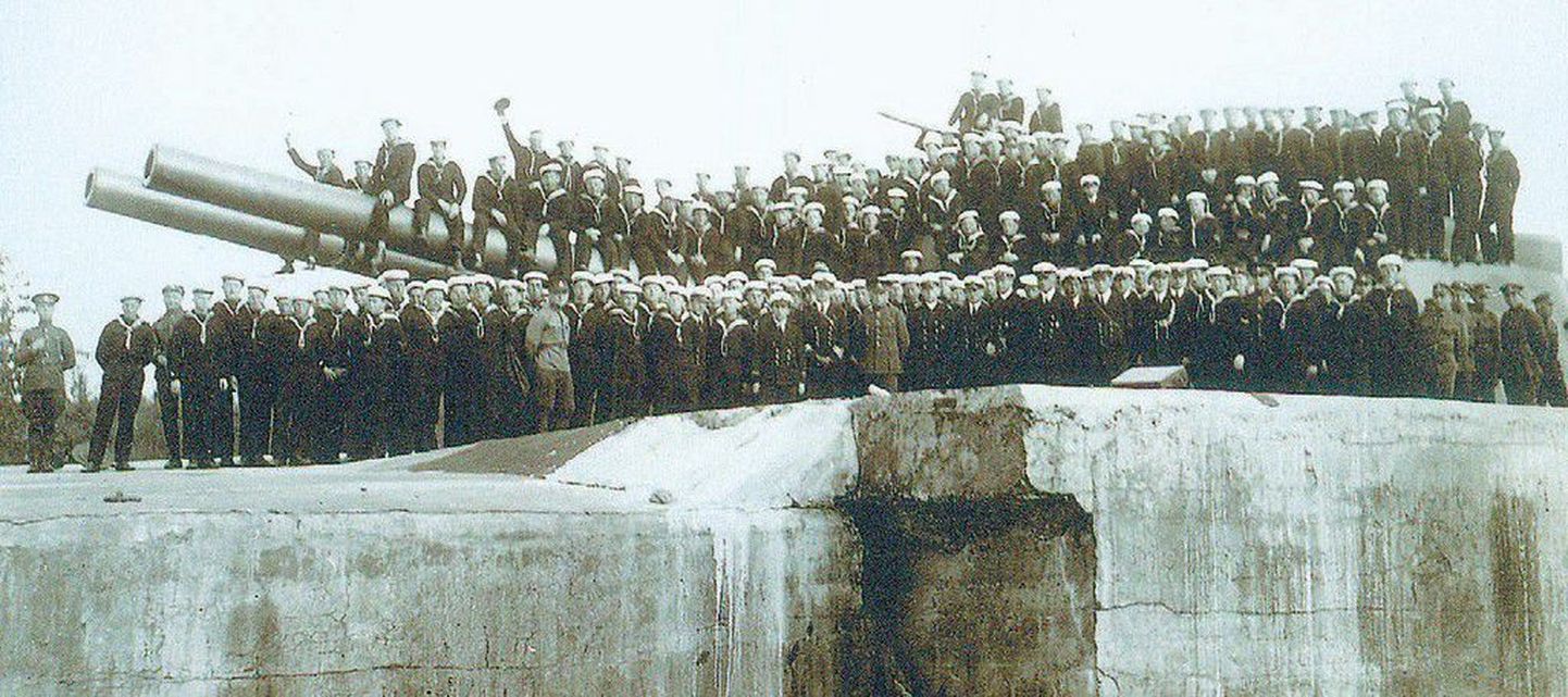 Mereväelased Aegna saarel 12-tollises patareis 3. juunil 1928.