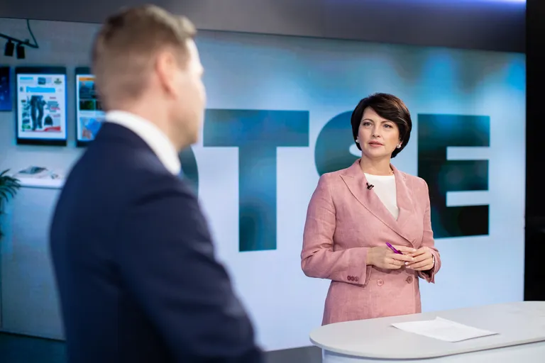 Студия Postimees: раскручивание ковид-гаек не за горами? / Одежда ведущей: Tallinna Kaubamaja / Weekend Max Mara
