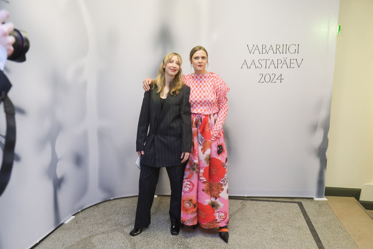 SILMAPAISTEV: Disainer Johanna Ulfsak ja skulptor Edith Karlson mõjusid koos väga stiilselt – Johanna klassikalises mustas valge triibuga sirge lõikega pükskostüümis ning Edith mängulises roosas komplektis.
