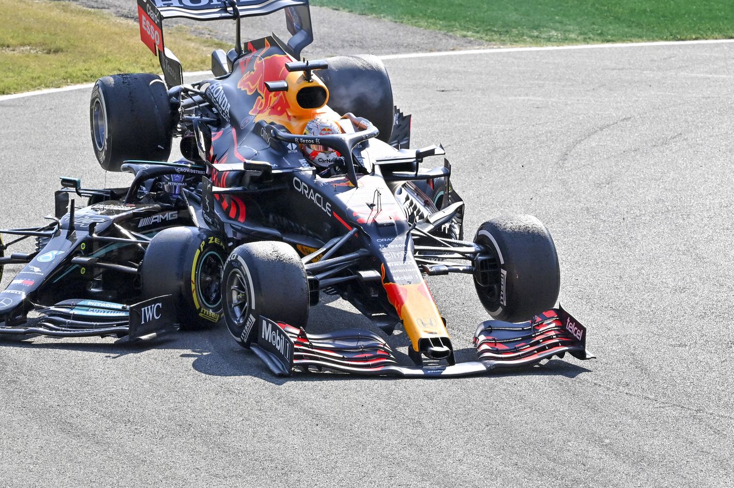 Lewis Hamiltoni ja Max Verstappeni avarii Monzas.