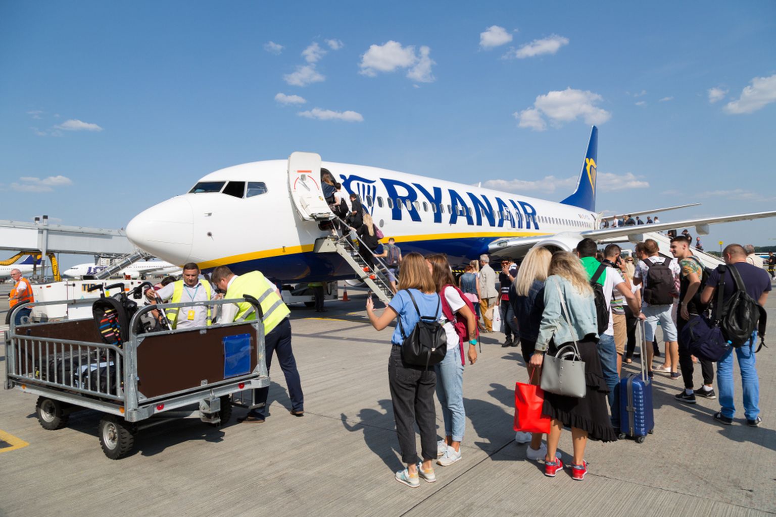 Пассажиры поднимаются на борт самолета Ryanair. Снимок иллюстративный.