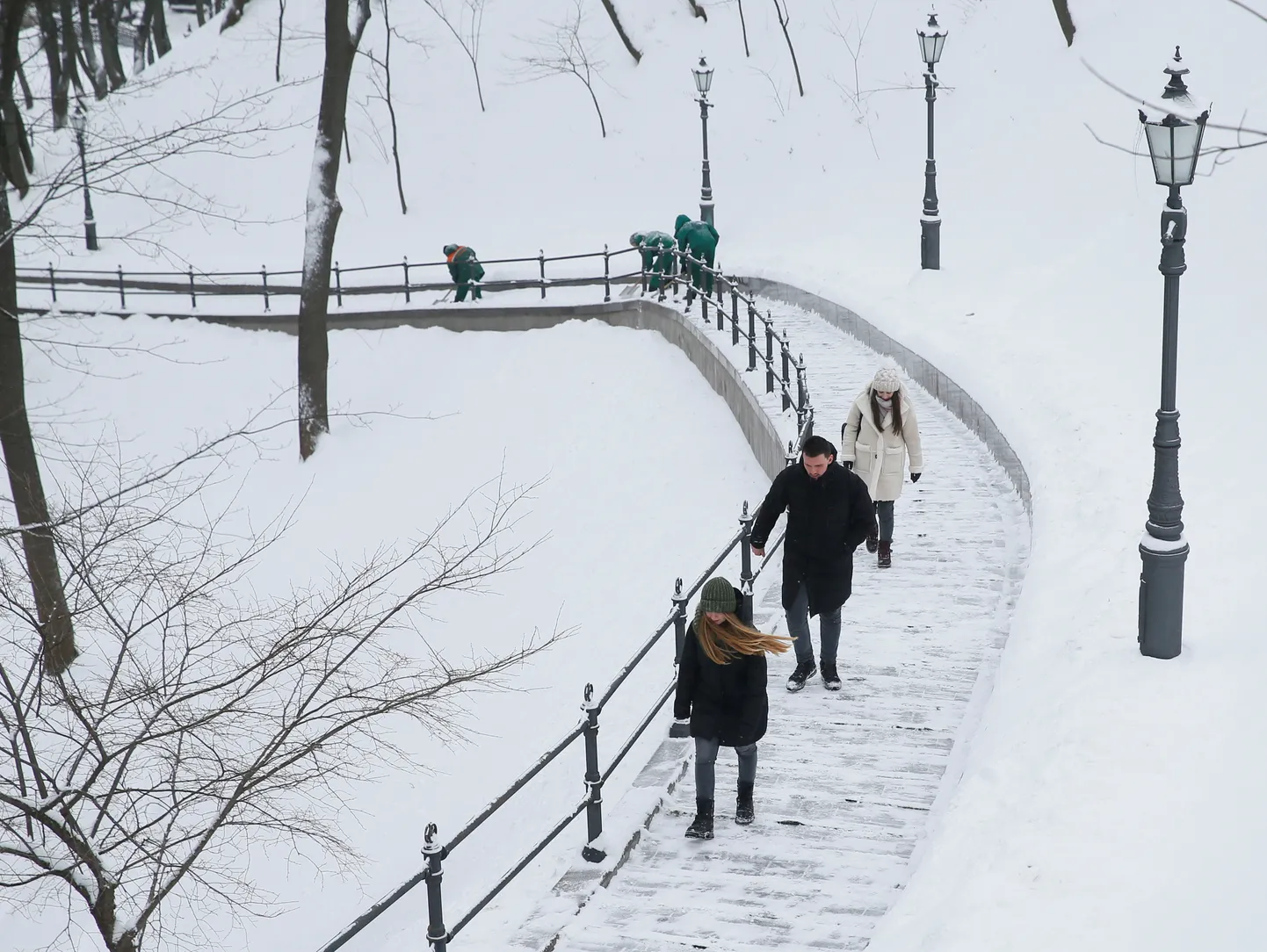 Inimesed lumises Kiievis üle-eelmisel talvel. Eeloleval talvel peavad ukrainlased saama hakkama jahedates kodudes.