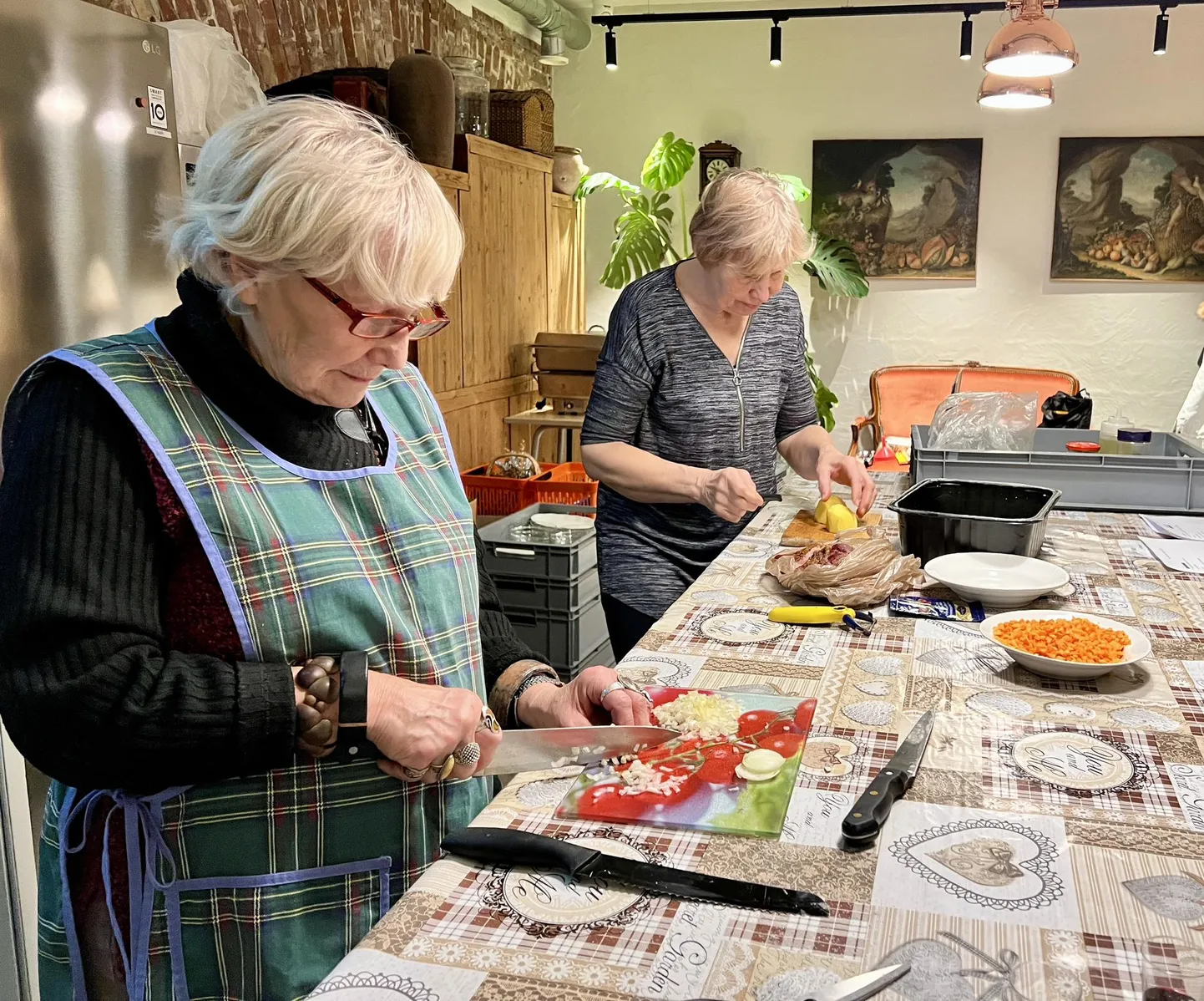 Vastlatoite aitasid valmistada Paide eakate päevakeskuse inimesed.