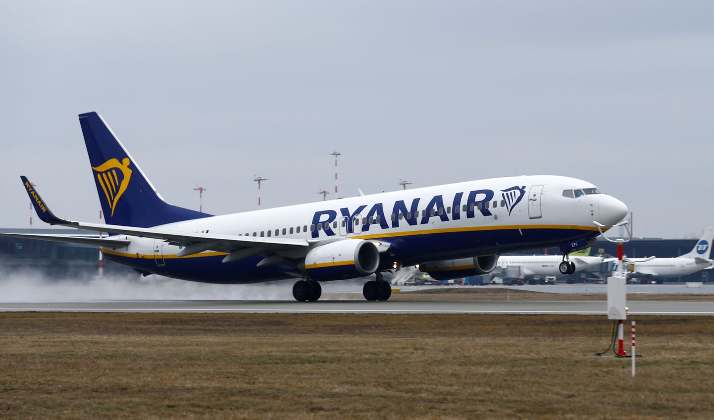 Ryanairi Boeing 737-800 tõusmas õhku Riiast.