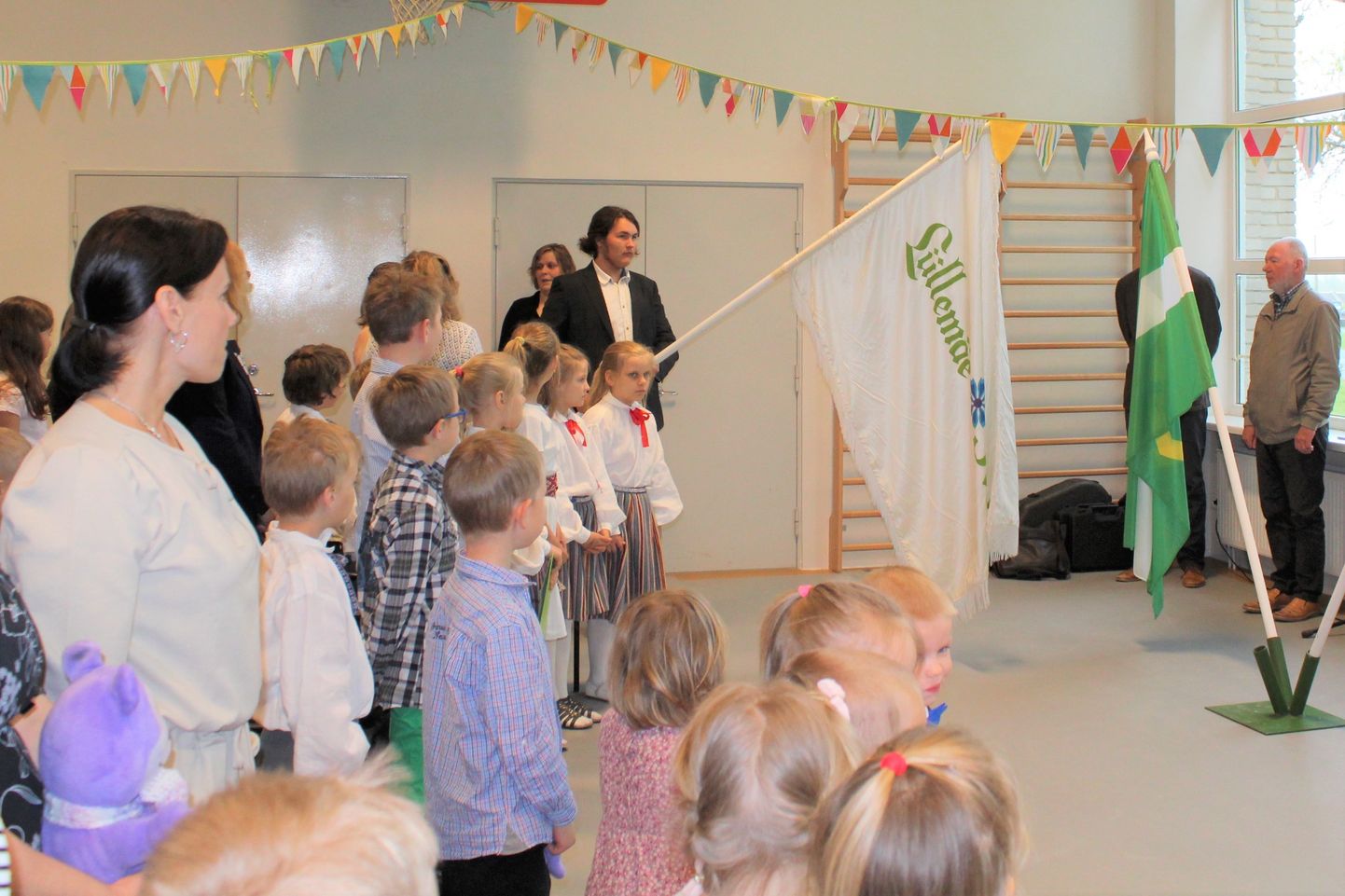 Lüllemäe põhikoolis tähistati koolimaja 55. juubelit ja 332 aasta möödumist koolihariduse andmise algusest Karula piirkonnas.