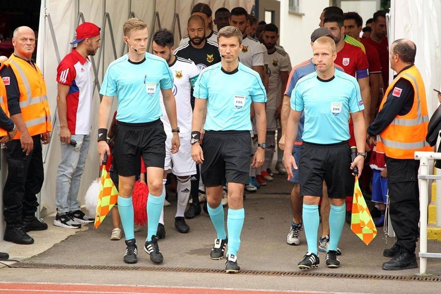 Eesti kohtunike brigaad koosseisus Sten Klaasen (vasakult), Kristo Tohver ja Silver Kõiv teenindab augustis Saudi Araabia jalgpalli meistriliiga paari mängu.