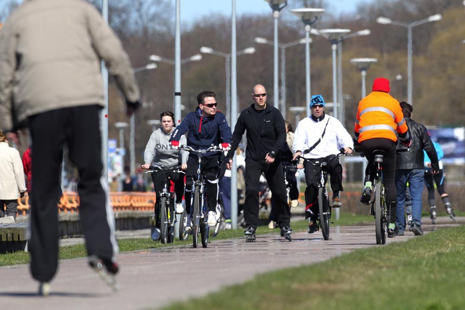 Jalgratastel ja rulluiskudel tervisesportlased eile Tallinnas Pirita tee ääres.