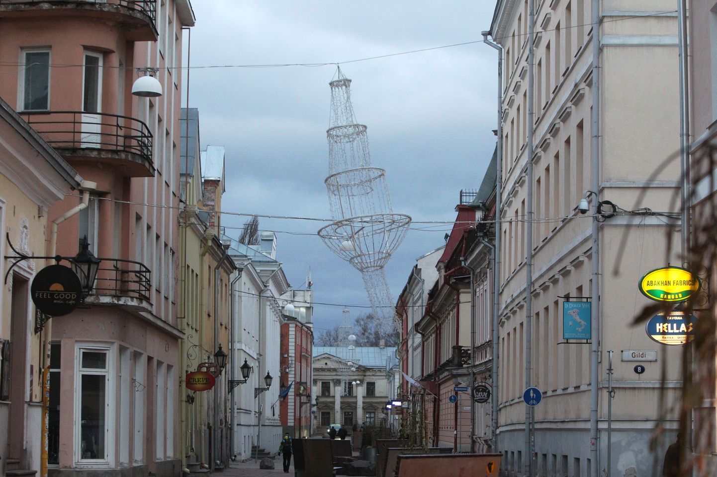 Tuuleiilid kõigutasid aktiivselt Tartu jõulukaunistusi.