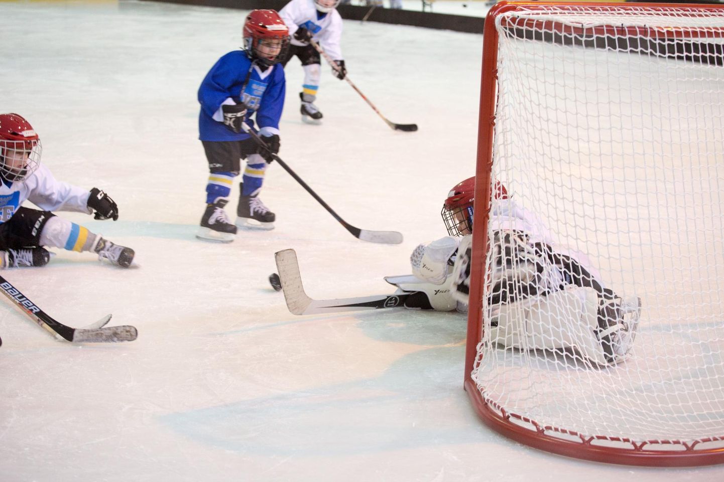Viljandi jäähall pakub noortele võimalust proovida hokitreeningut.