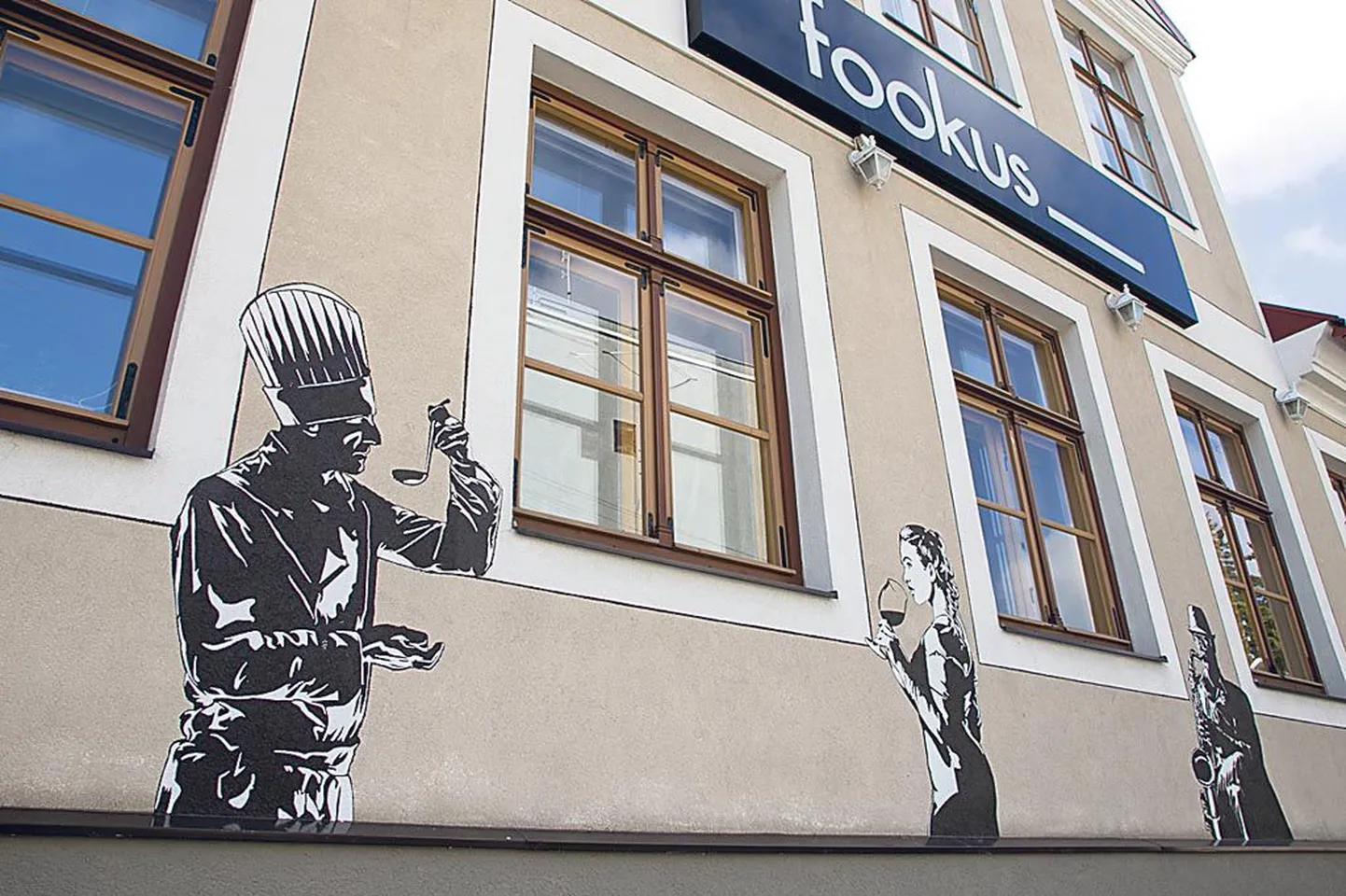 Kohviku Fookus seinale on ilmunud meeleolukad pildid, mille kunstnik ühendab noodiribaga.