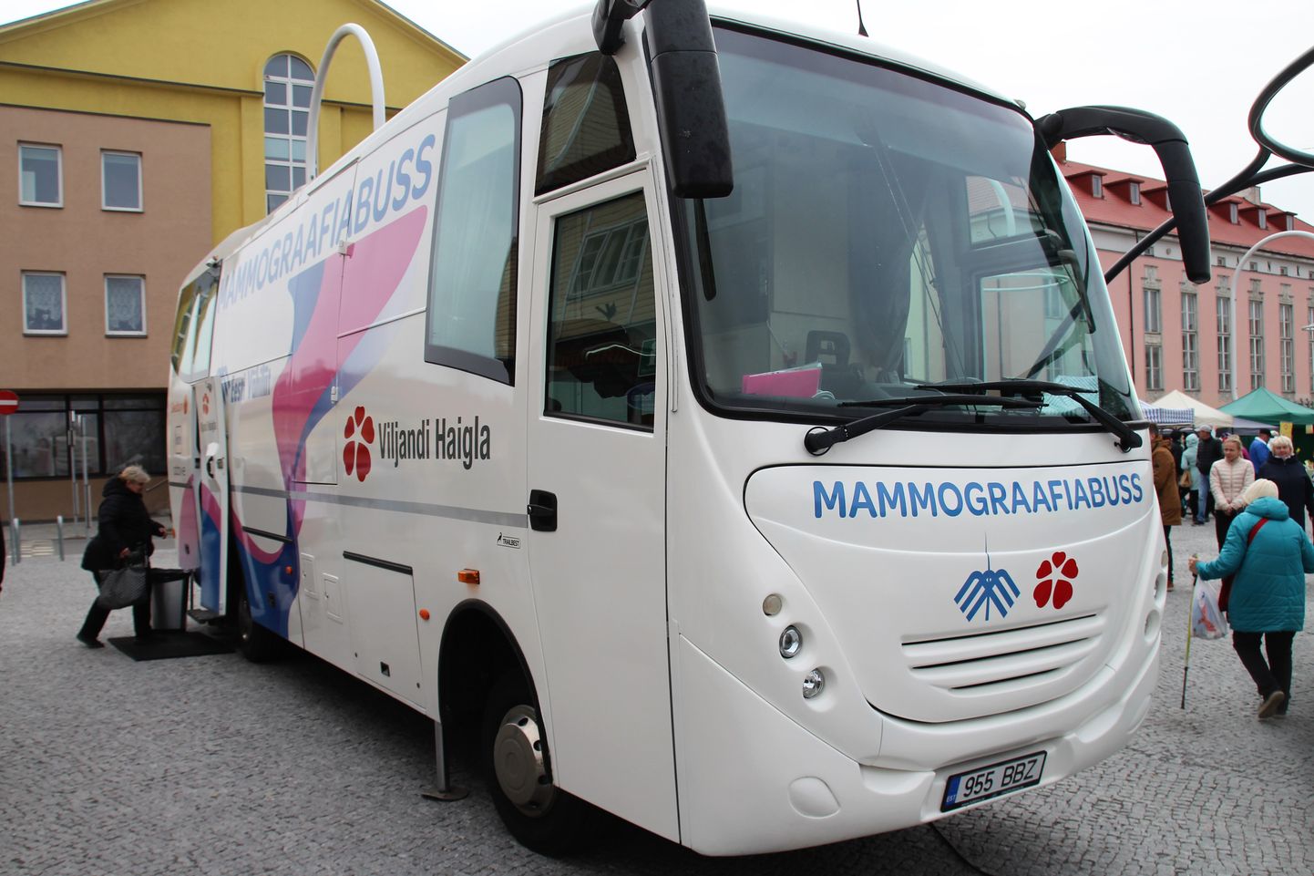 Viljandi haigla buss Võru linnas toimunud suurlaadal Uma Mekk.