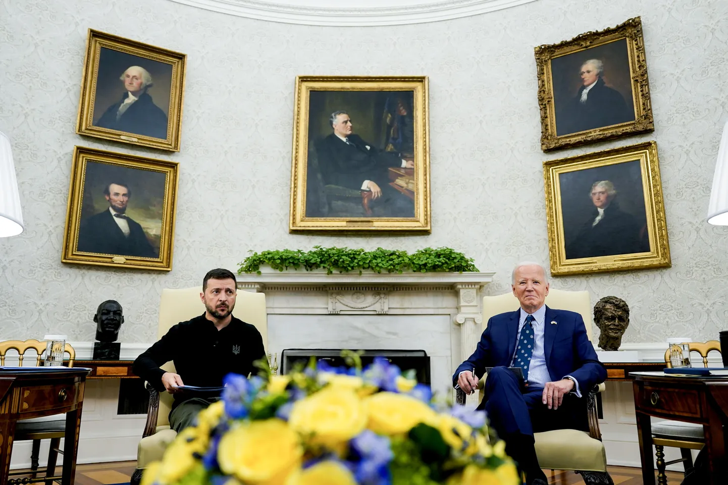 Ukraina president Volodõmõr Zelenskõi (vasakul) ja USA president Joe Biden (paremal).