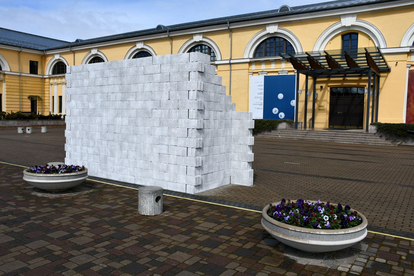 Daugavpils Marka Rotko mākslas centra pagalmā uzstādīta Izlādes-uzlādes siena – vieta interaktīvai mākslas akcijai, kurā piedalīties aicināts ikviens.