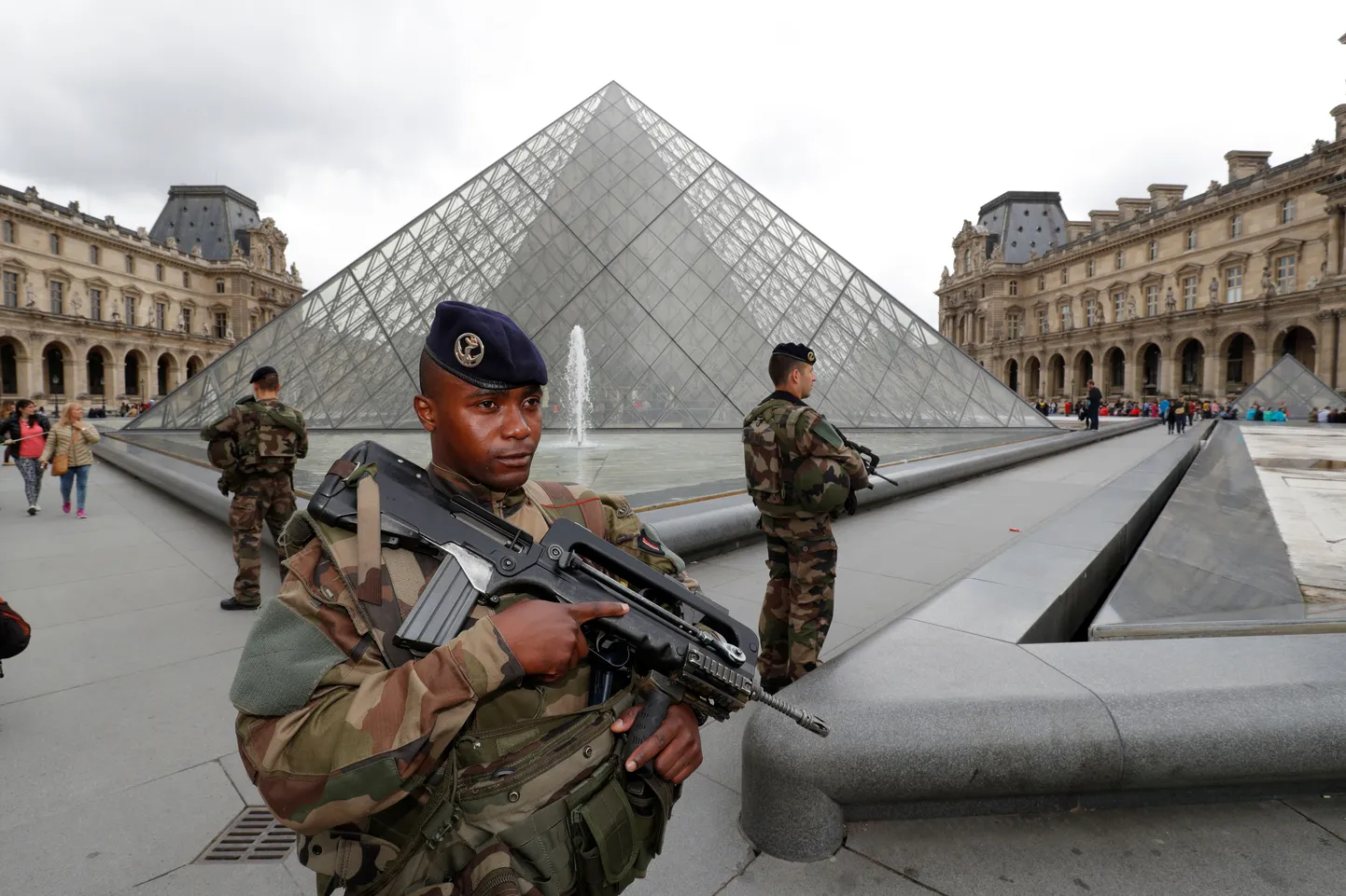 В Париже повышены меры безопасности после теракта.
