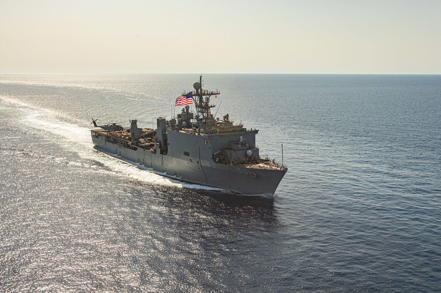 USA mereväe USS Carter Hall Punasel merel.