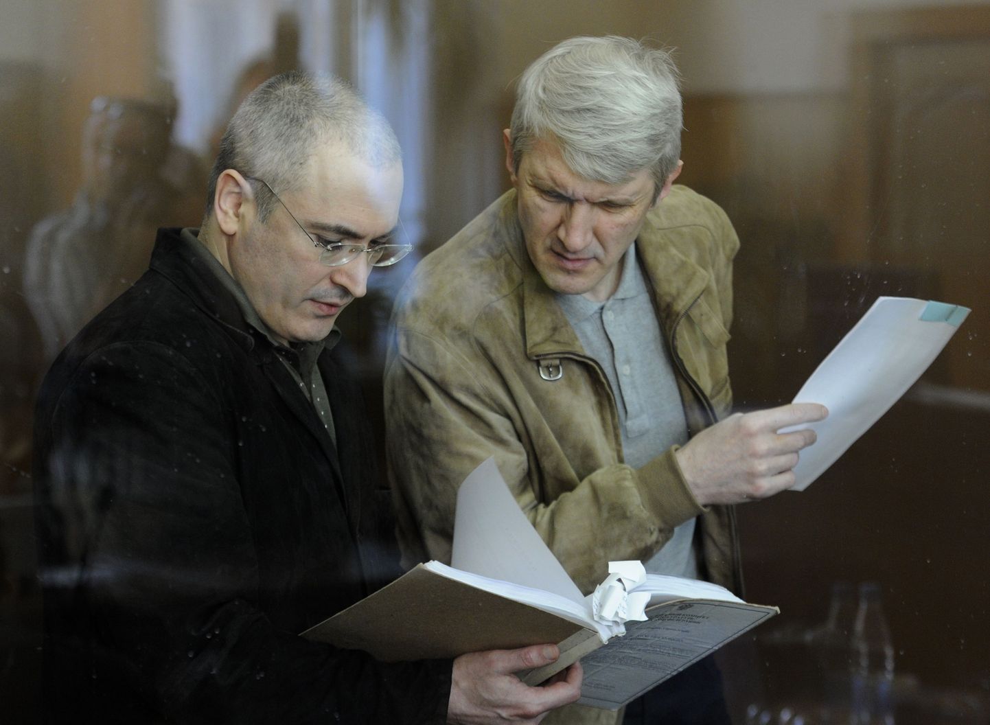 Михаил Ходорковский и Платон Лебедев в суде.