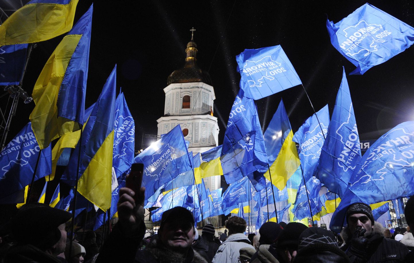 Ukraina opositsiooniliidri Viktor Janukovitši poolehoidjad Kiievis Püha Sofia katedraali juures eile.