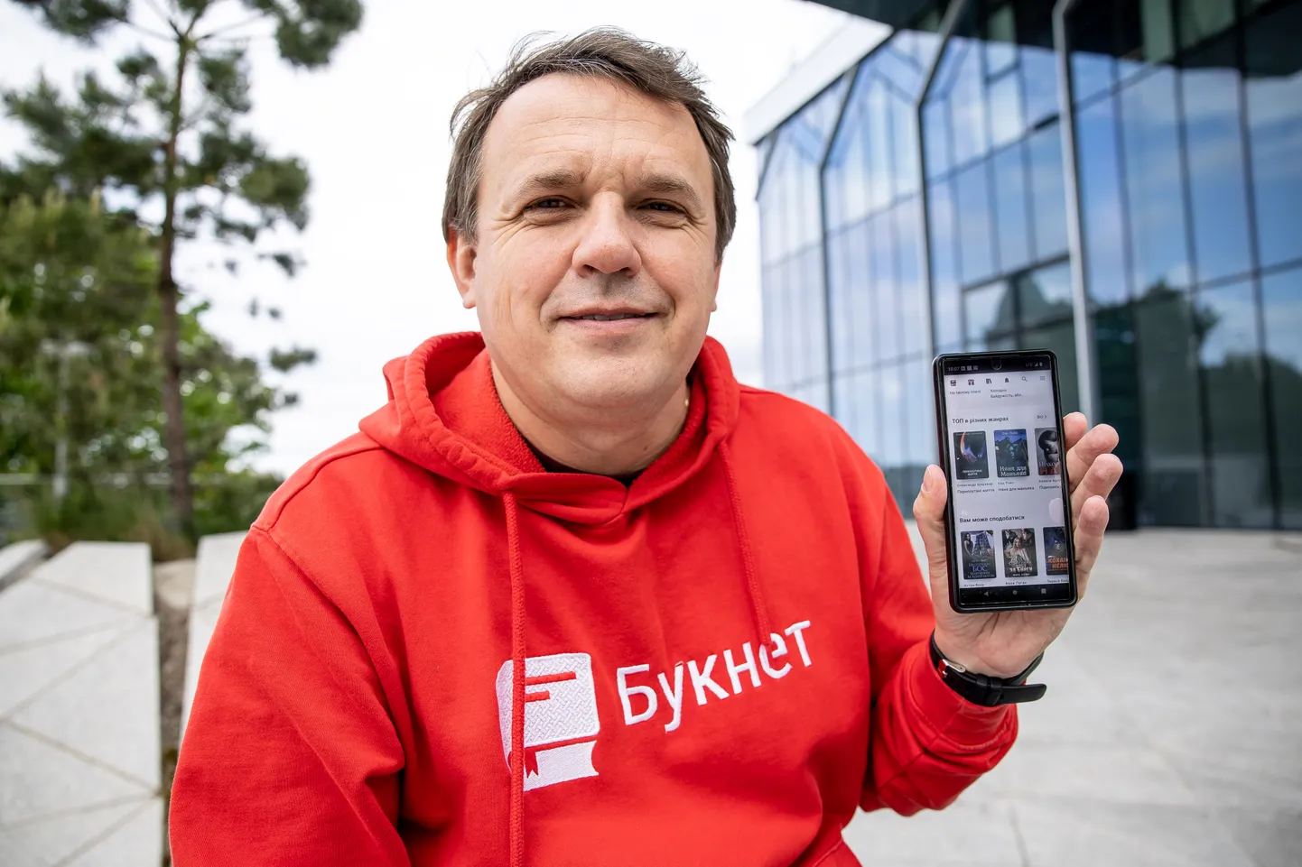 Sergiy Grushko näitab Booknet.com mobiilirakendust, mis viib kokku lugejad ja autorid.
