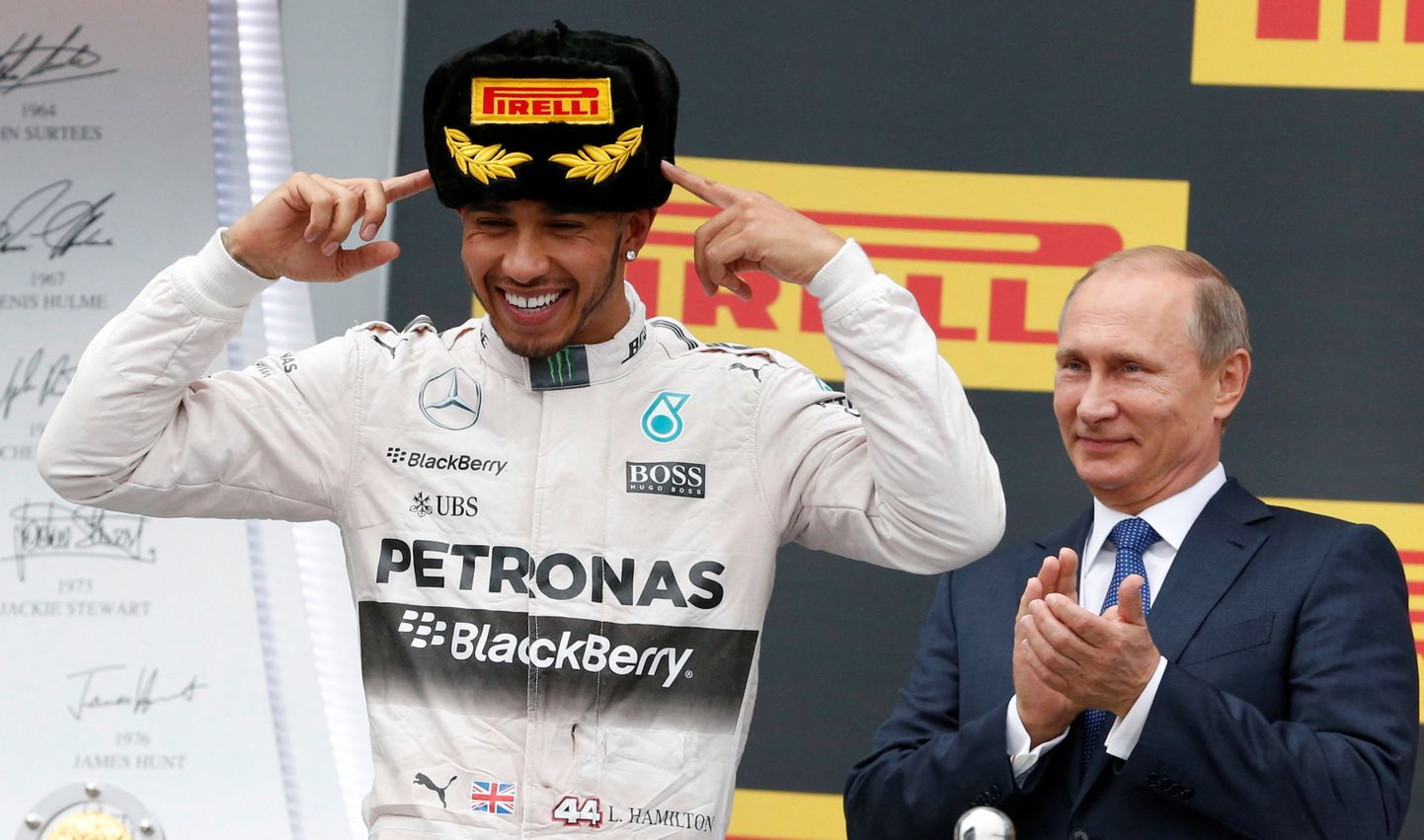 Venemaa president Vladimir Putin (paremal) koos Sotšis sõidetud etapi võitja Lewis Hamiltoniga aastal 2015.