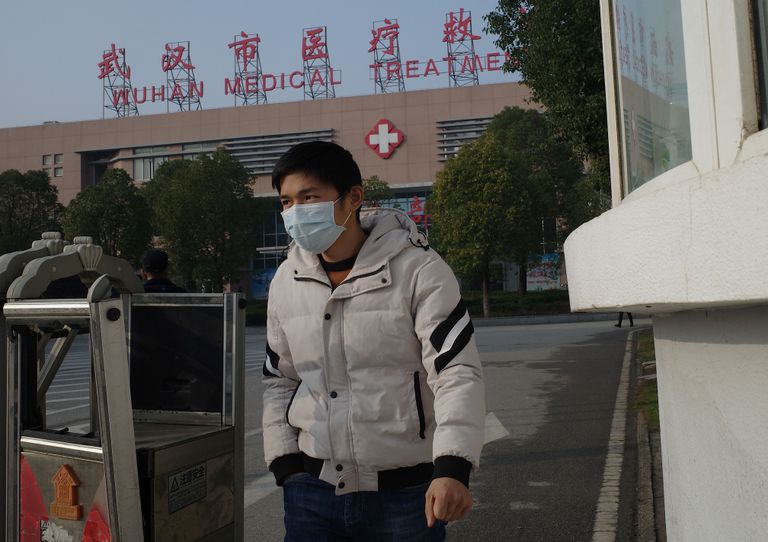 Paljud hiinlased kannavad nakatumise vältimiseks näomaske.