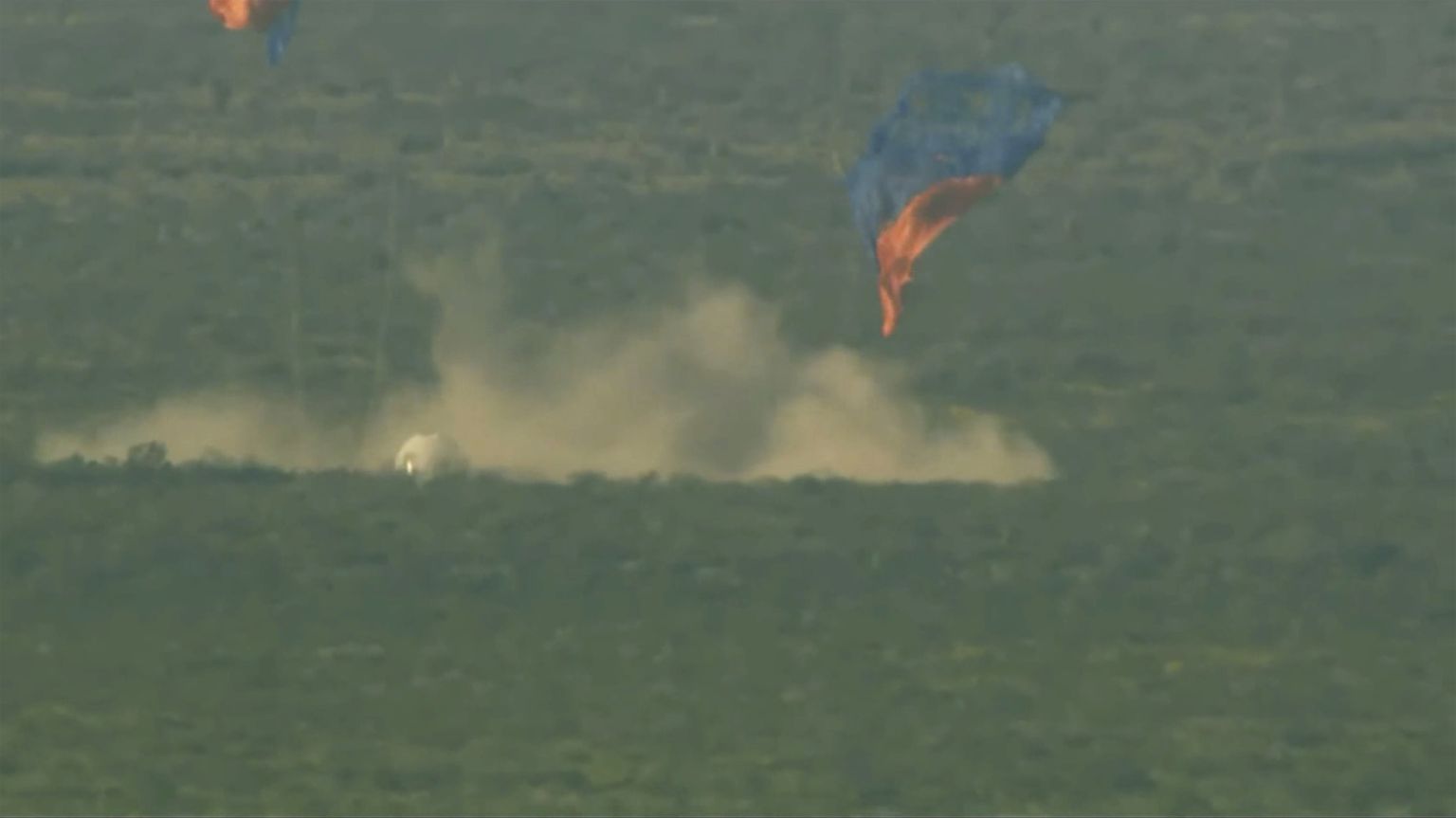 "Blue Origin" raķetes kapsula, veicot avārijas piezemēšanos.
