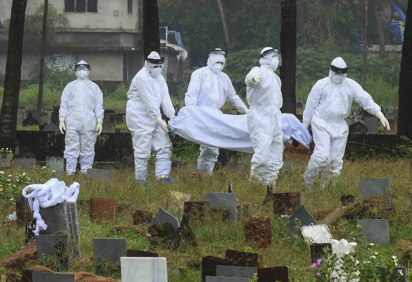 Kaitsekostüümides meeskond valmis kremeerima Nipah' viiruse tõttu surnud inimese surnukeha Indias Kerala osariigis Kozhikodes 5. september 2021.