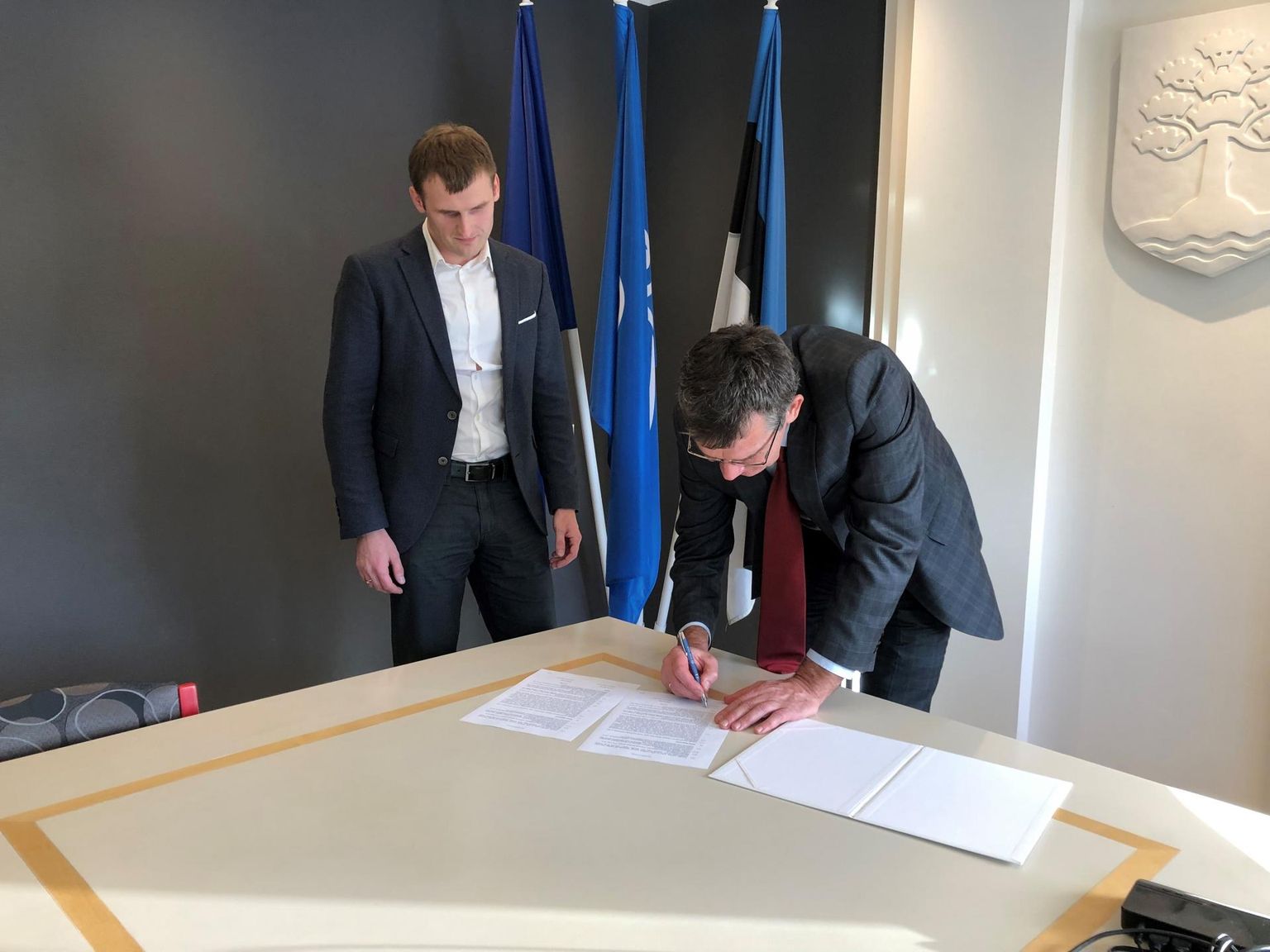 KRC Ehituse juhatuse liige ja tegevjuht Siim Kroodo (vasakul) ning Elva vallavanem Toomas Järveoja panid ehitus­lepingule allkirjad alla. 