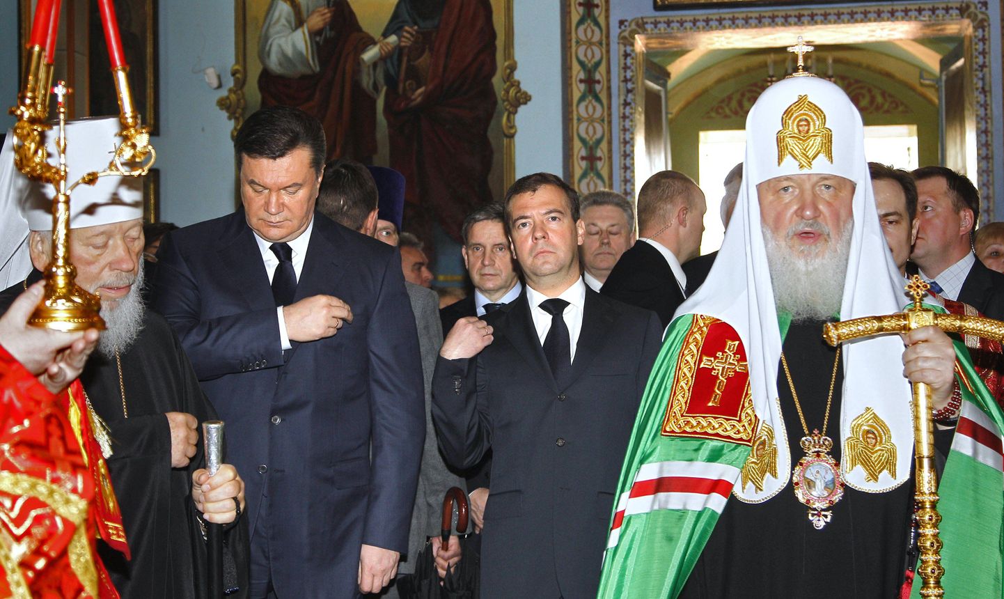 Moskva ja kogu Venemaa patriarh Kirill (paremal), Vene president Dmitri Medvedev ja Ukraina riigipea Viktor Janukovitš mälestusjumalateenistusel Tšernobõli tuumajaama lähistel asuvas Püha Ilja katedraalis.