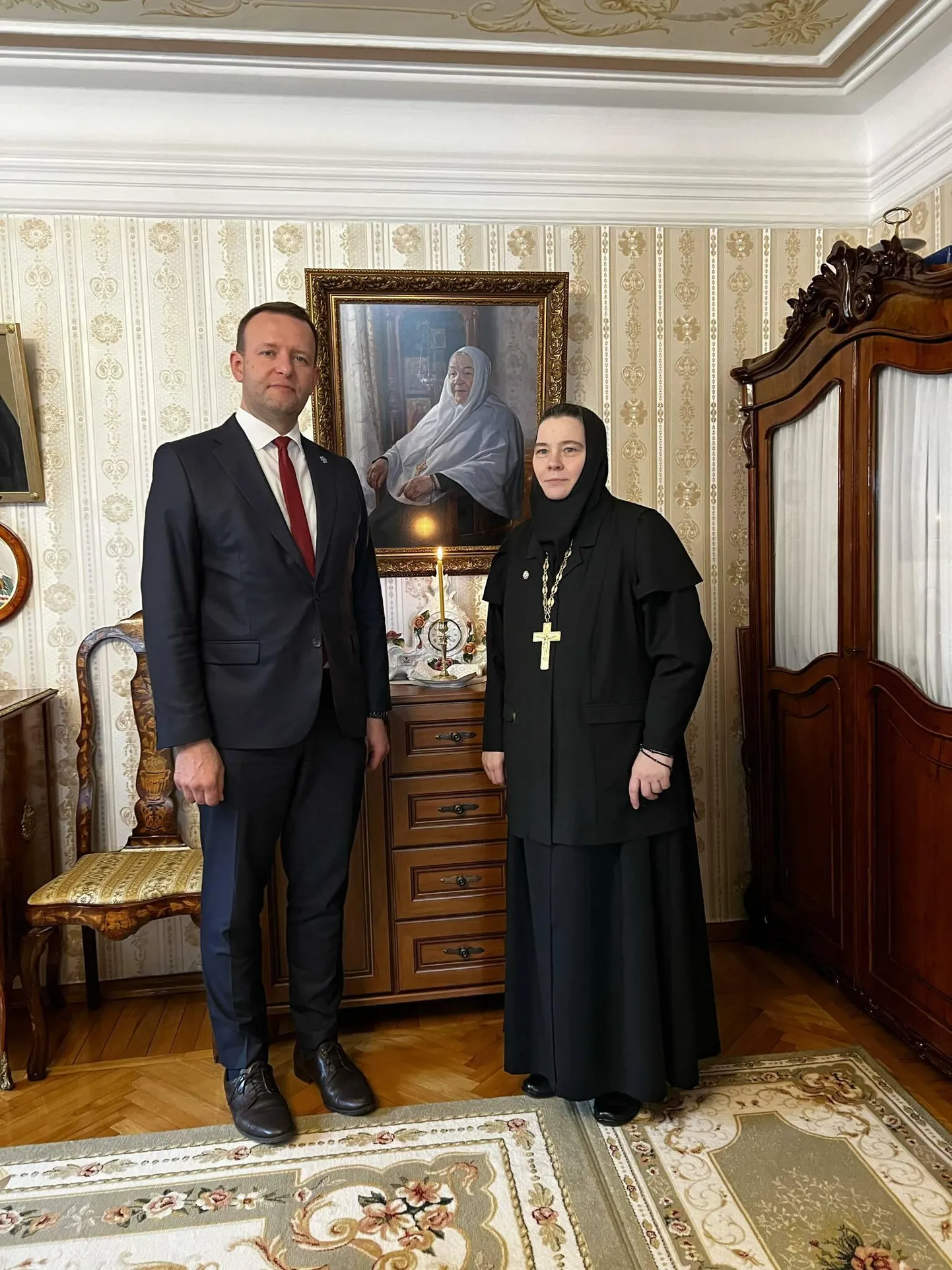 Siseminister Lauri Läänemets külastas teisipäeva hommikul Pühtitsa Jumalaema Uinumise Stavropigiaalset Naiskloostrit ja kohtus iguumenja Filaretaga.
