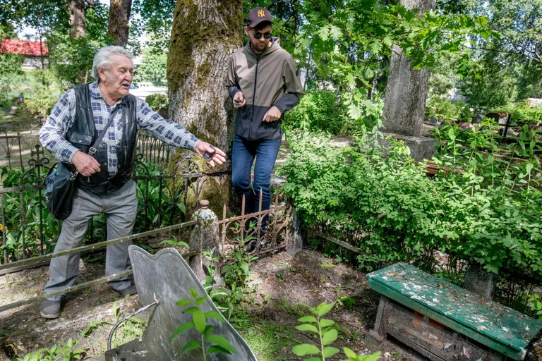 Aleksander Neigaus näitab asitõendeid, mille künnivaresed on kuriteopaigale jätnud.
