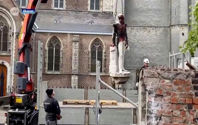 Belgia endise kuninga Leopold II kuju mahavõtmine Antwerpenis võimude poolt