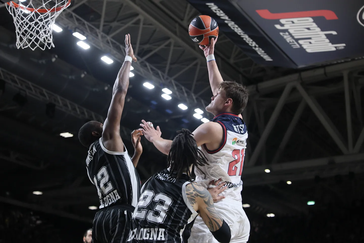 Baskonia ja Virtus kohtuvad nädala jooksul juba teist korda. Eelmisel reedel viskas Maik-Kalev Kotsar (palliga) 95:91 võidumängus neli punkti. Nüüd on panused aga veelgi suuremad.