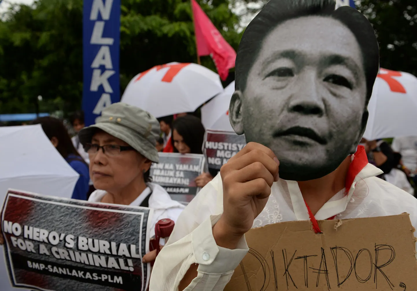 Protestija hoiab Marcose maski.