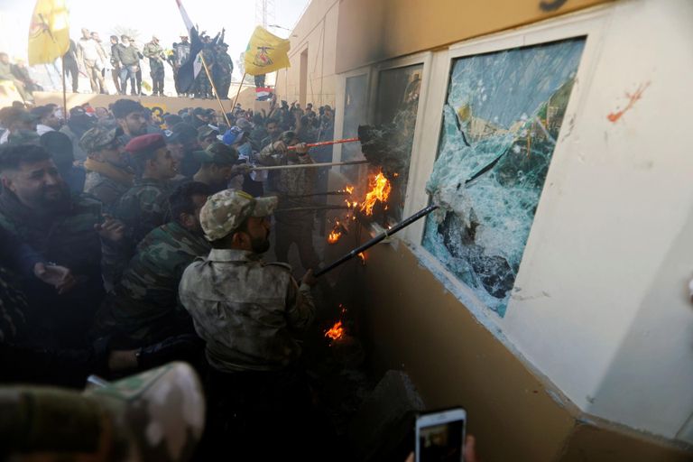 Protestijad ründamas USA saatkonda Bagdadis.