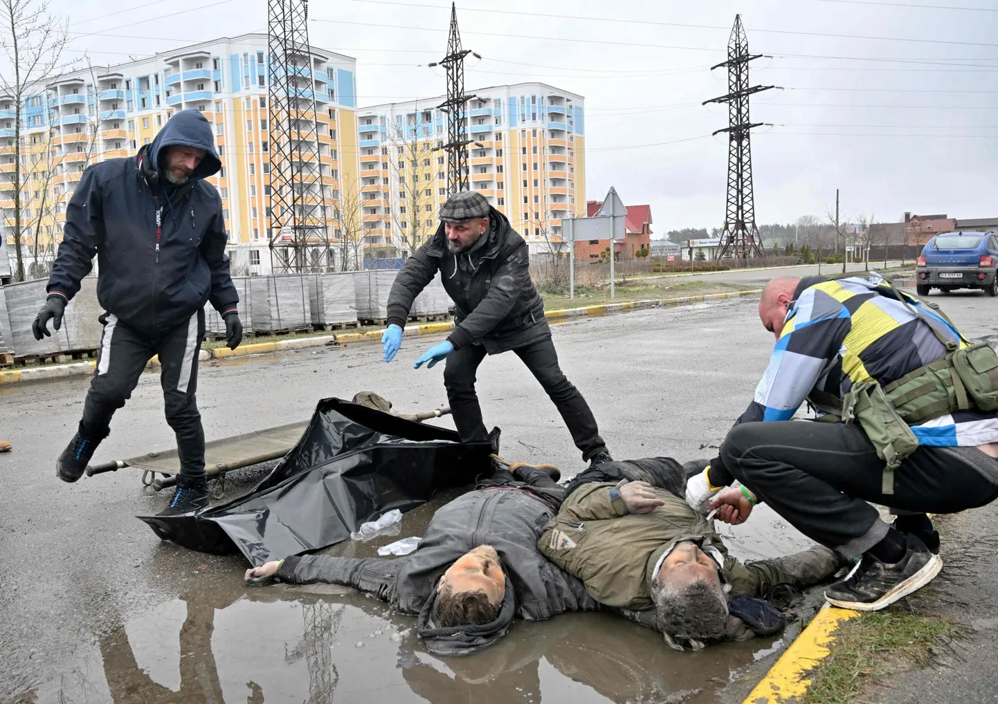 Selline vaatepilt avanes Butša tänavail pühapäeval. NATO peasekretär oletab, et samasugused sõjakuritööd tulevad ilmsiks ka teistes kohtades, kust Vene väed minema lüüakse.