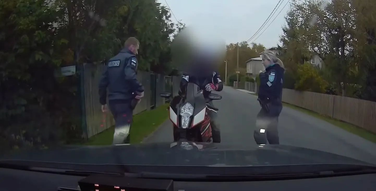 Politsei eest ära kihutanud mootorrattur jooksis teda otsivale patrullile Pirita kitsastel tänavatel sülle.